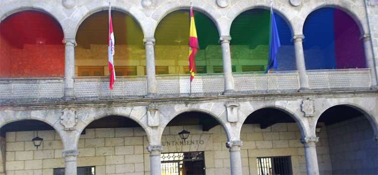 Recreación de la fachada del Ayuntamiento de Béjar con colores representativos del colectivo LGTBI