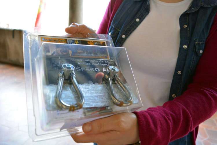 La concejala de Medio Ambiente de Béjar sosteniendo una de las Placas de ParkingCan que se instalará en Béjar