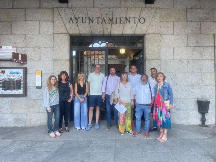 Diez concejales posan frente al edificio del Ayuntamiento de Béjar tras presentar la moción de censura