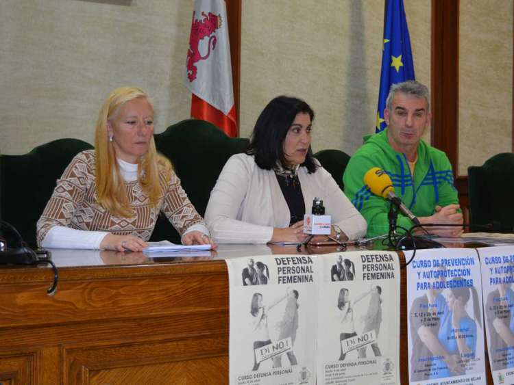 Mª del Castañar Rodilla, Raquel González y José Luis García durante la presentación de la actividad en el Ayuntamiento de Béjar