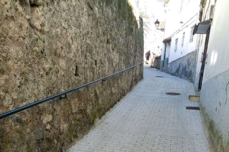 Barandilla instalada en la bajada de Barrio Neila