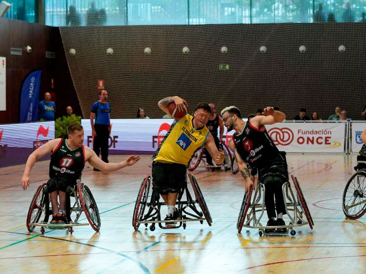 Partido de baloncesto en silla de ruedas