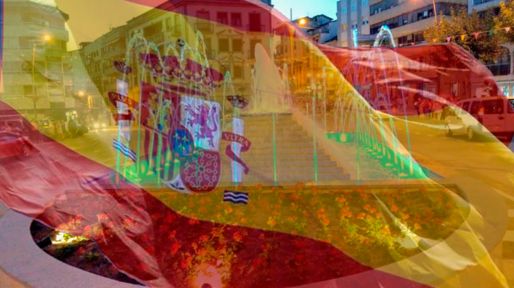 Bandera de España sobreimpresionada sobre uan foto de La Corredera de Béjar