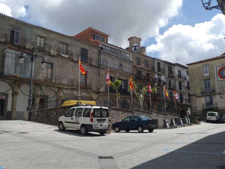 Banderas en la plaza de La Piedad
