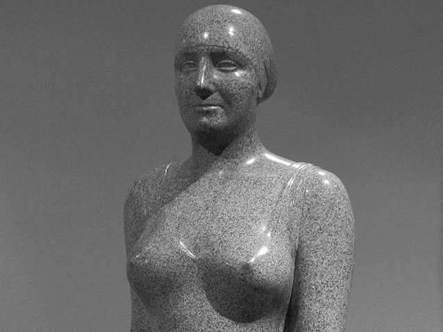 escultura de mujer en traje de baño