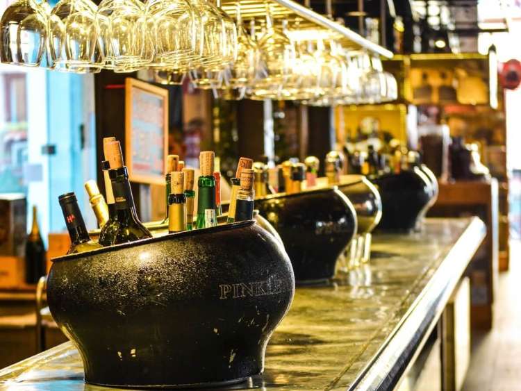Barra de bar con botellas de vino