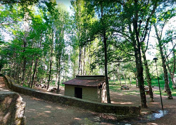 Barbacoa con techo en la Fuente El Lobo de Béjar