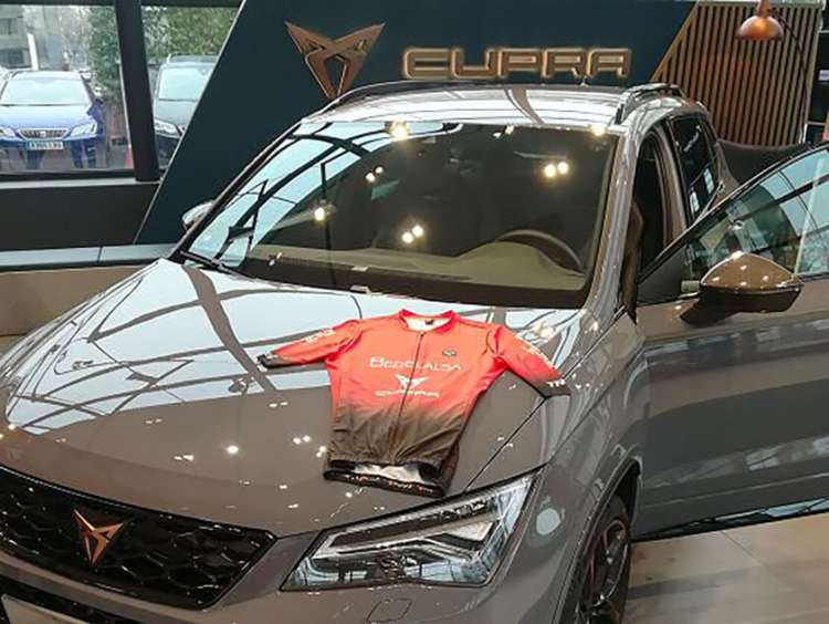 Maillot de la marcha Bedelalsa encima de uno de los modelos de Cupra