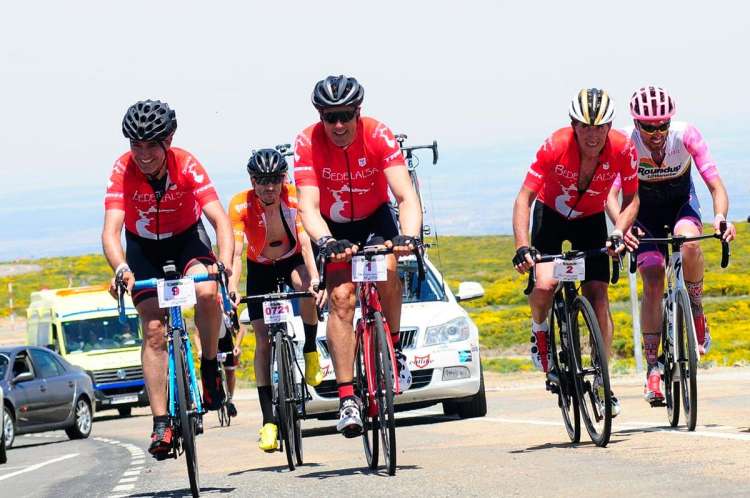 Pedro Delgado, Miguel Indurain y santiago Blanco durante la llegada de la marcha 2019