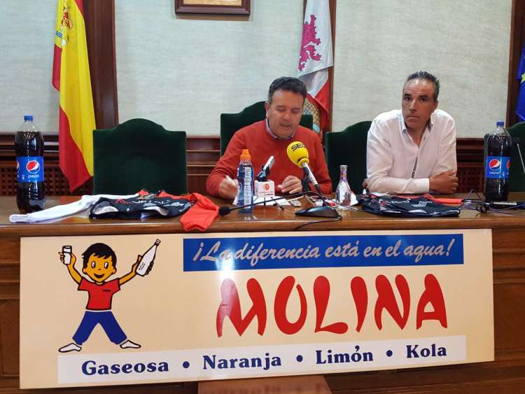 Raúl Hernández y José Antonio del Álamo en el salón de plenos del ayuntamiento presentando la marcah Bedelalsa