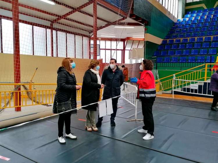 varias personas con mascarillas dentro del pabellón