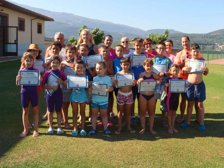 Mª del Castañar Rodilla y Ricardo Barroso (Monitor del curso) junto a los niños participantes en los cursos de natación