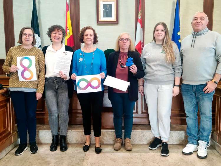 Grupo de representantes y familiares en el Ayuntamiento de Béjar con motivo del Día Mundial del Autismo.