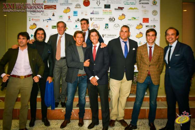 Grupo de personas posando