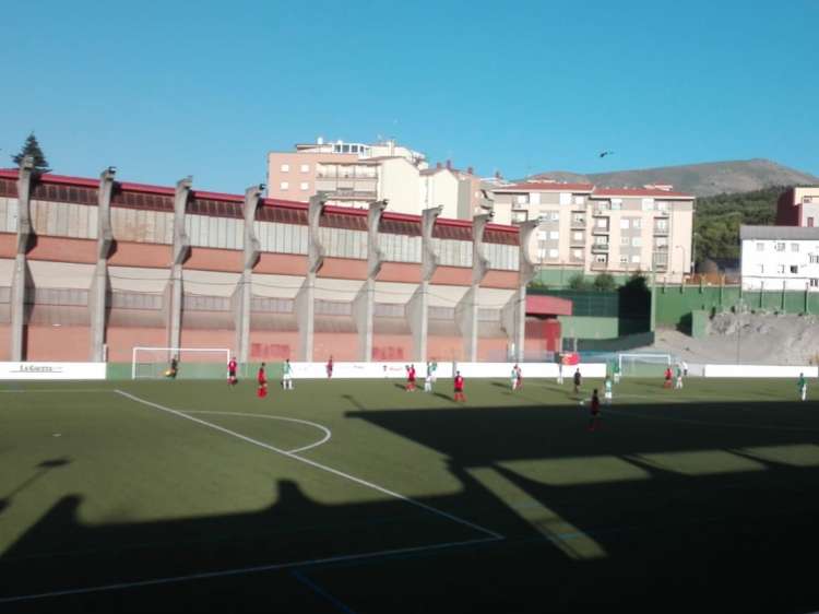 Un momento del encuentro entre el CD Guijuelo y el Béjar Industrial