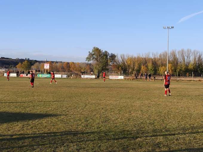 Jugadores sobre el campo de fútbol