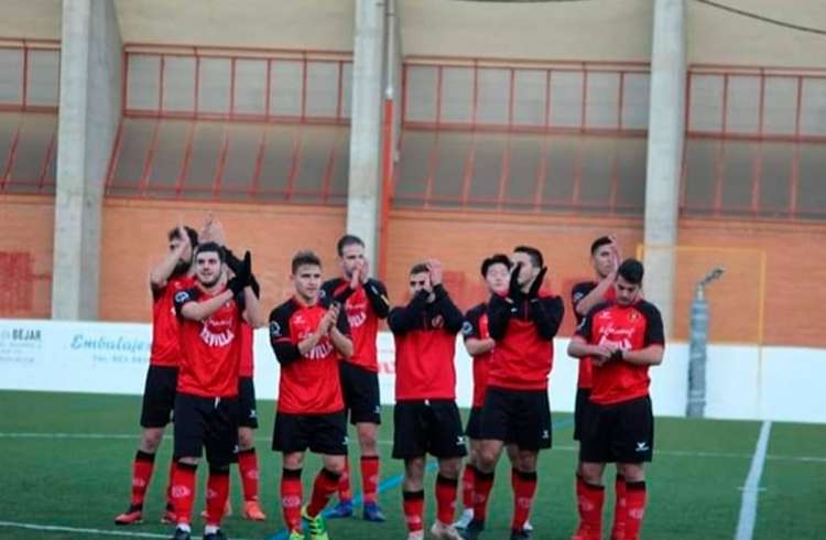 Jugadores del Béjar Industrial aplauden a su público en Mario Emilio