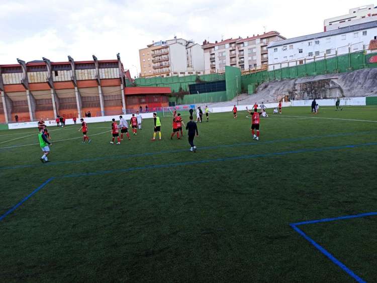 Varios jugadores sobre el campo de fútbol