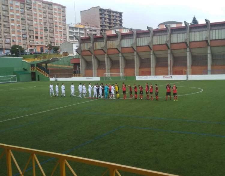 Momentos iniciales del encuentro entre el Béjar Industrial y el Ribert 
