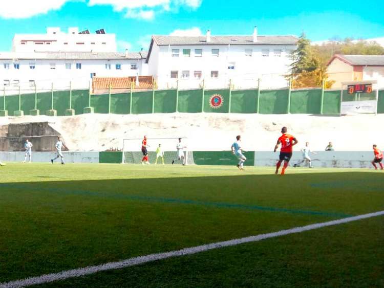 Primeros instantes del partido entre el Béjar Industrial y Santa Marta