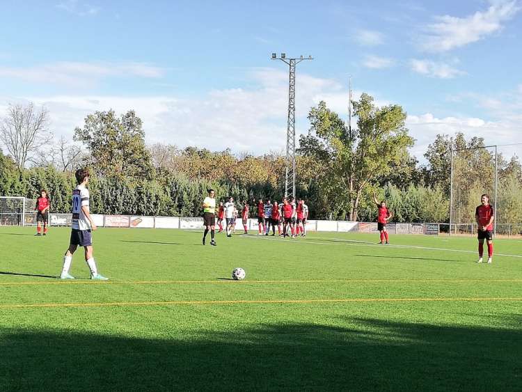 Varios jugadores sobre el campo de fútbol
