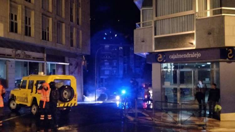 Protección civil y bomberos en el lugar del incidente. Calle José Lidón de Béjar
