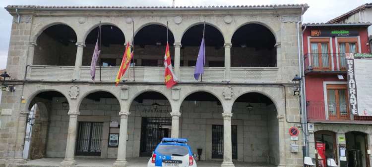 Fachada del Ayuntamiento de Béjar con las banderas a meda asta