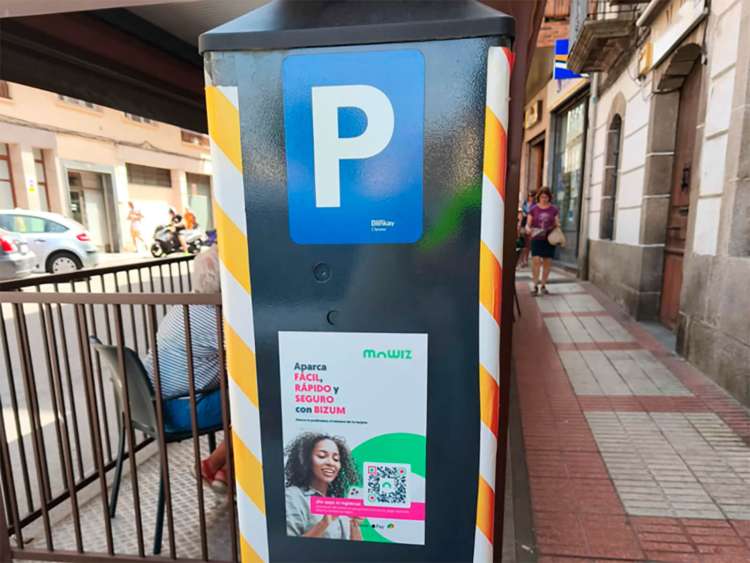 Parquímetro en Béjar con cartel informativo del pago de la ORA mediante Bizum y la app mowiz