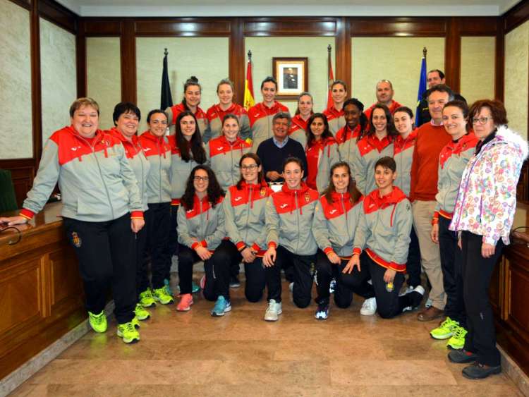 Selección española "absoluta B" de balonmano junto al alcalde de Béjar, en la recepción en el salón de plenos del Ayuntamiento de Béjar