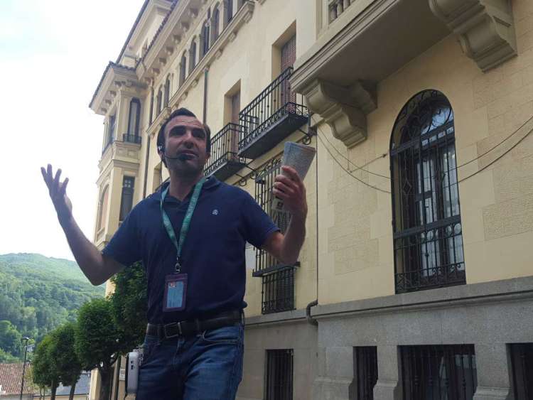 Guia mostrando uno de los edificios de la ruta