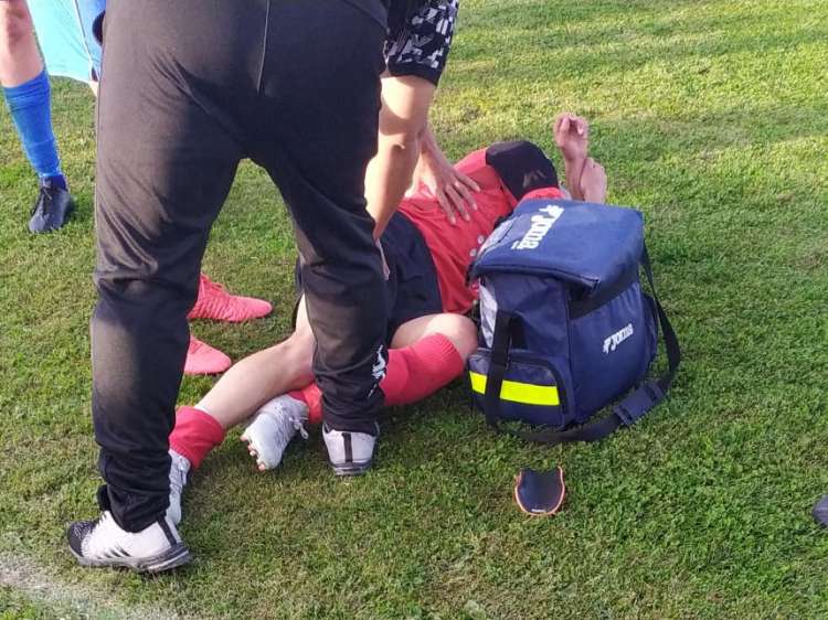 Jugador tirado en el campo