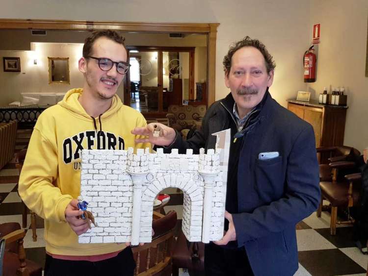 Vicente (derecha) y Carlos junto con la maqueta, uno de los clicks y el cañón