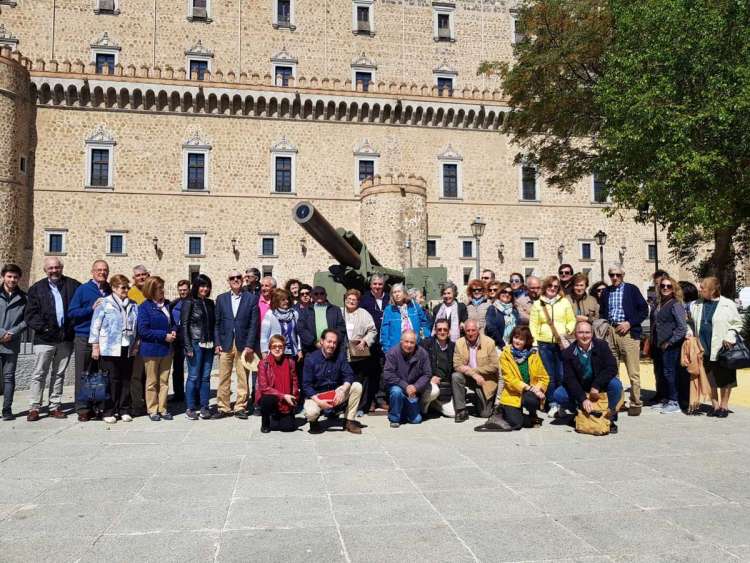 Grupo de personas junto al Museo del Ejercito en Toledo