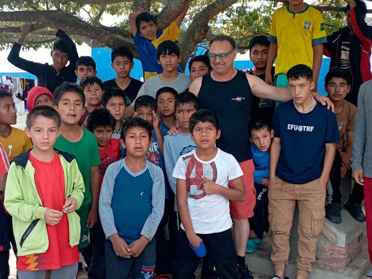 Jesús Antonio Fernández Olmedo junto a un grupo de niños en Bolivia durante una acción solidaria vinculada