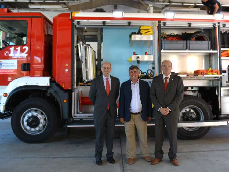 Javier Iglesias, Alejo Riñones y Manuel Rufino junto al nuevo camión de bomberos de Béjar
