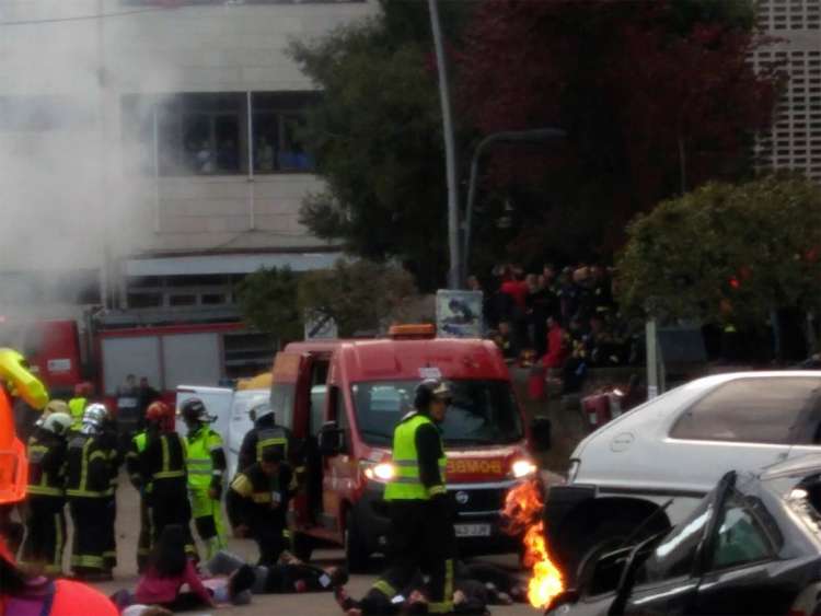 Servicios de emergencias atienden a las victimas durante el simulacro