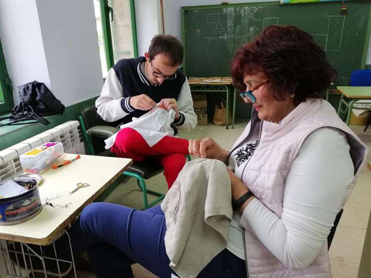 Bordando en los talleres