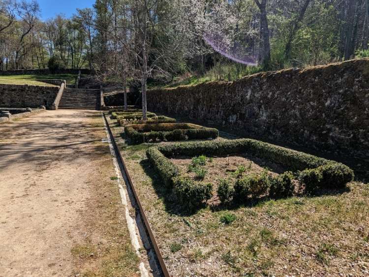 El Bosque de Béjar, jardines junto al estanque