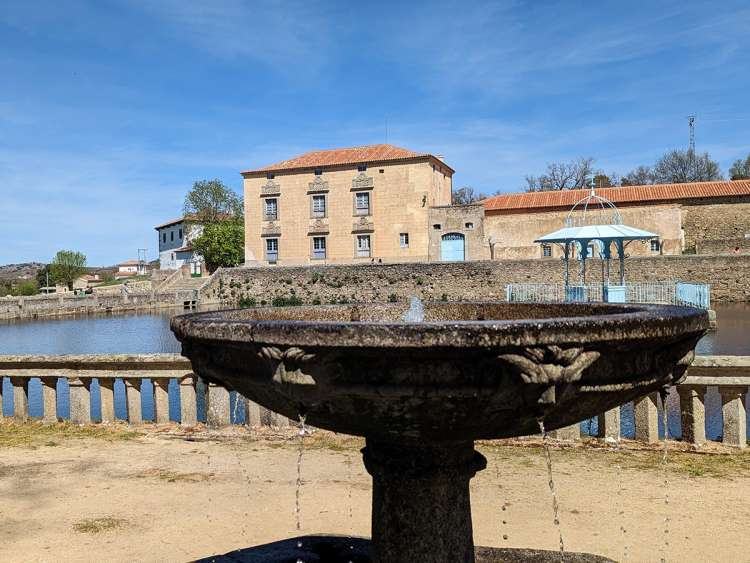 Fuente de El Bosque de Béjar y palacete al fondo