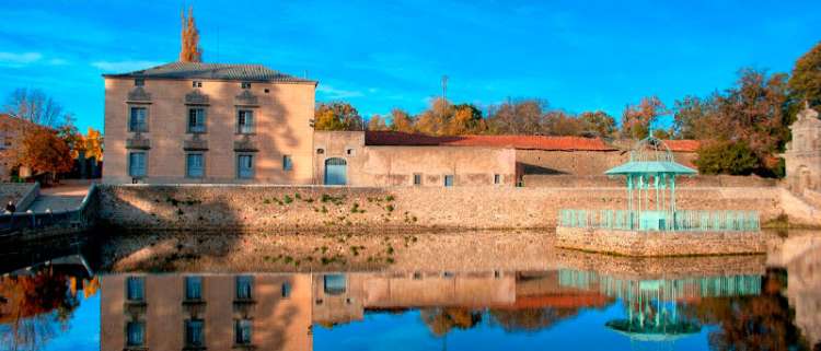 Vista del entanque y palacete de El Bosque de Béjar