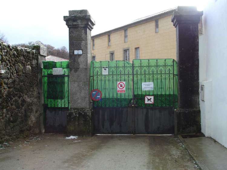 Puerta de EL Bosque de Béjar cerrada