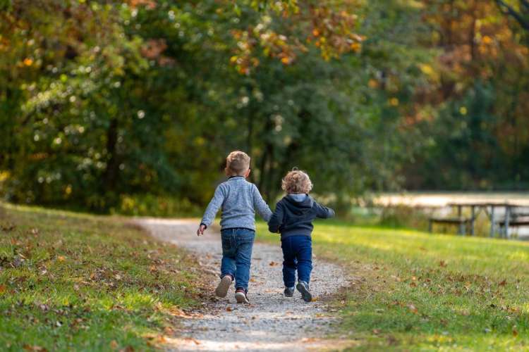Niños corriendo por un sendero