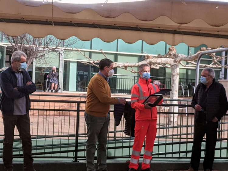 cuatro personas bajo una carpa