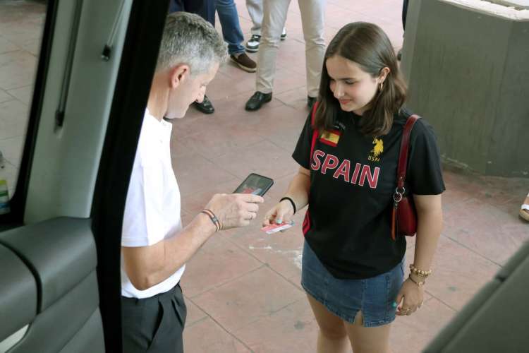 Una usuaria se monta en un autobús con Buscyl