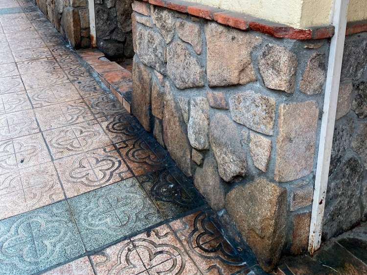 Estado de la acera de la calle Libertad 73-75 de Béjar