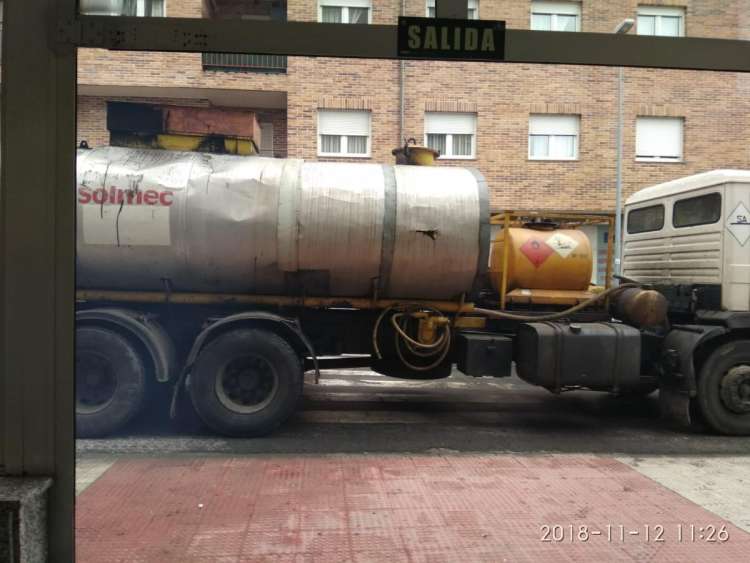 Camión de asfaltado frente a la puerta del hospital de Béjar