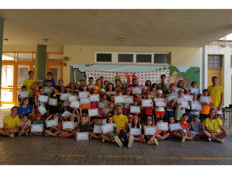 Foto de familia de los participantes en los campamentos urbanos de verano