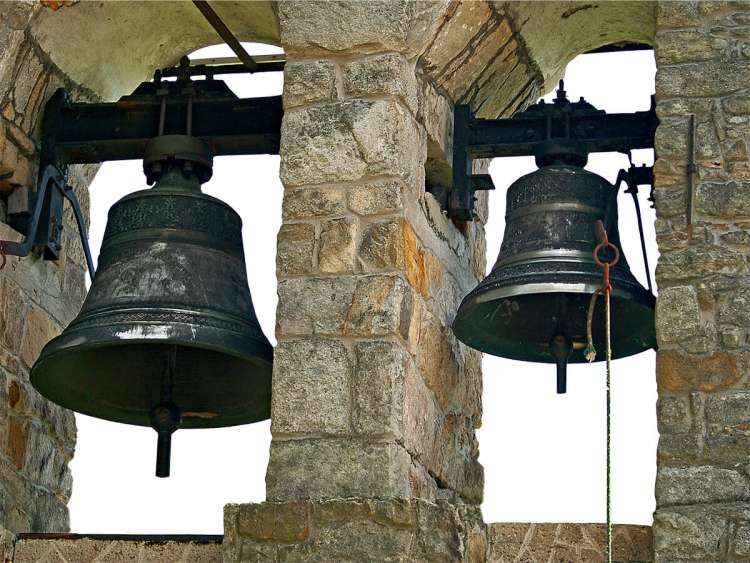 Campanas en una iglesia