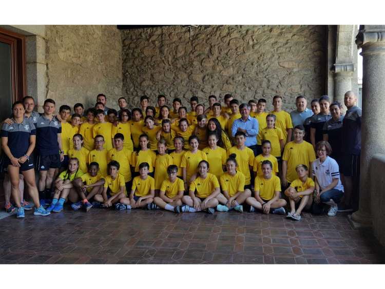 Jugadores del campus de balonmano recibidos en el ayuntamiento