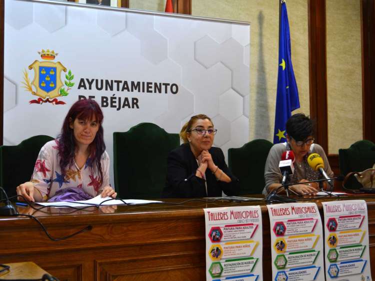 La concejala de Educación presenta los talleres municipales